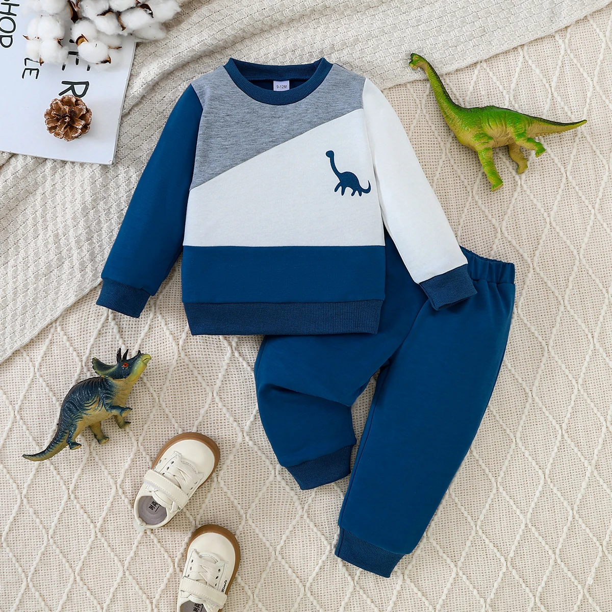 【Conjunto de dos piezas de dinosaurio de otoño e invierno para niños】 sudadera bloqueada de color azul-gris-blanco + pantalones deportivos azul marino. Adorable dinosaurio pri