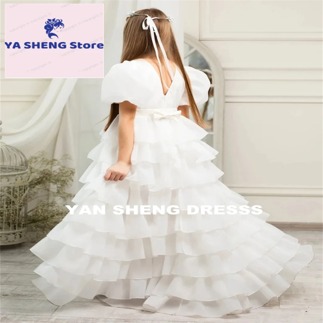 فساتين فتاة الزهور من الساتان الأبيض مخصصة مع فيونكة تنورة عالية ومنخفضة بأكمام قصيرة لحفلات الزفاف وأعياد الميلاد والمناولة الأولى
