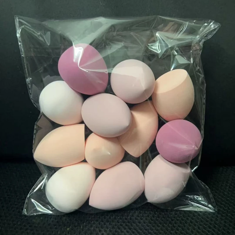 Oeuf de maquillage imbibé dans l'eau pour devenir plus grand et humide. L'éponge d'œuf de maquillage à double usage ne mange pas l'œuf de maquillage pastel