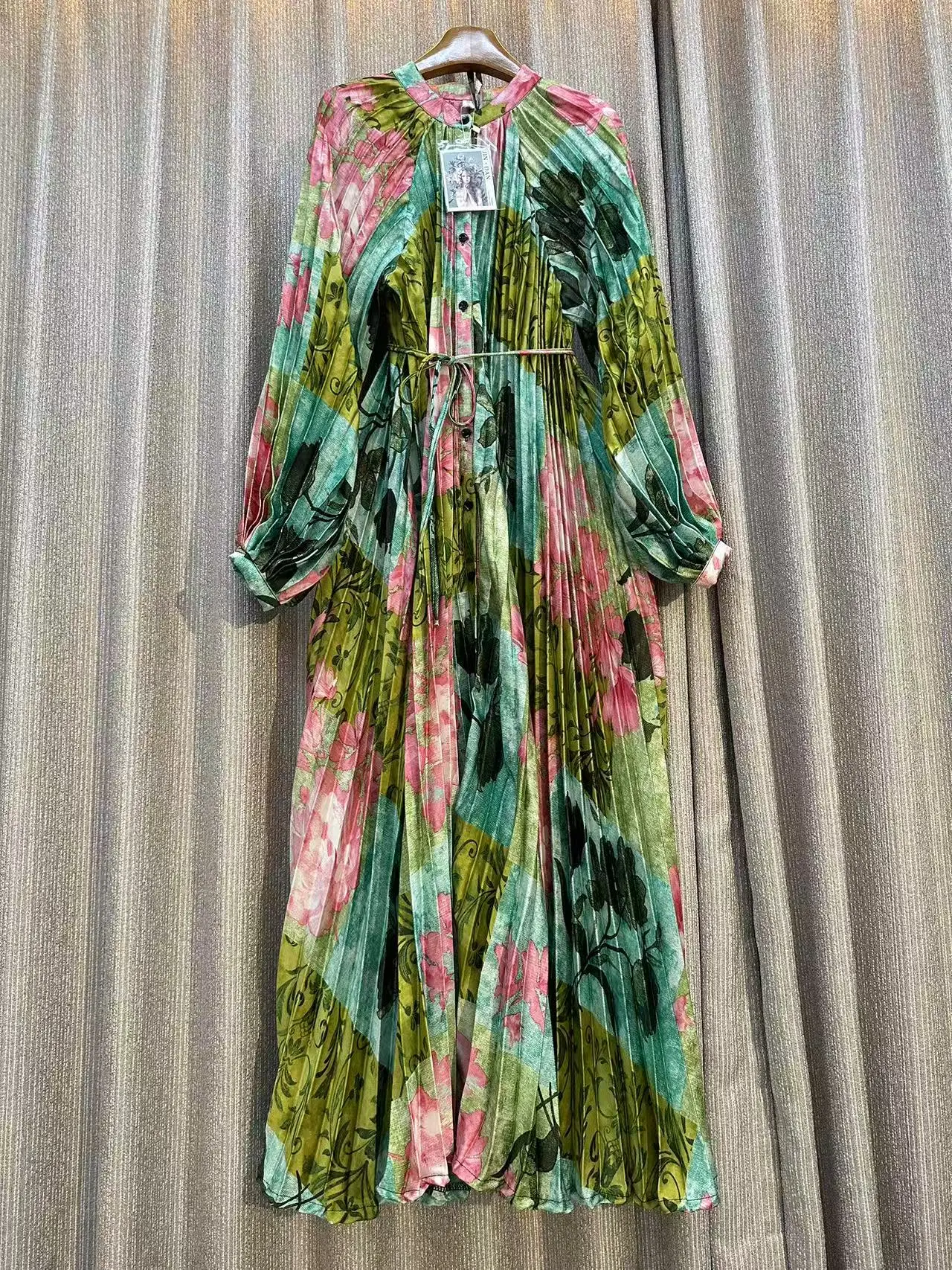 Sukienki damskie 2025 Nowy Nadruk Sznurowane Sukienki Damskie Dekolt O-Neck Bufiaste Rękawy Plisowana Sukienka z Dużym Rozkloszowanym Dołem Zapinana na Guziki Szaty