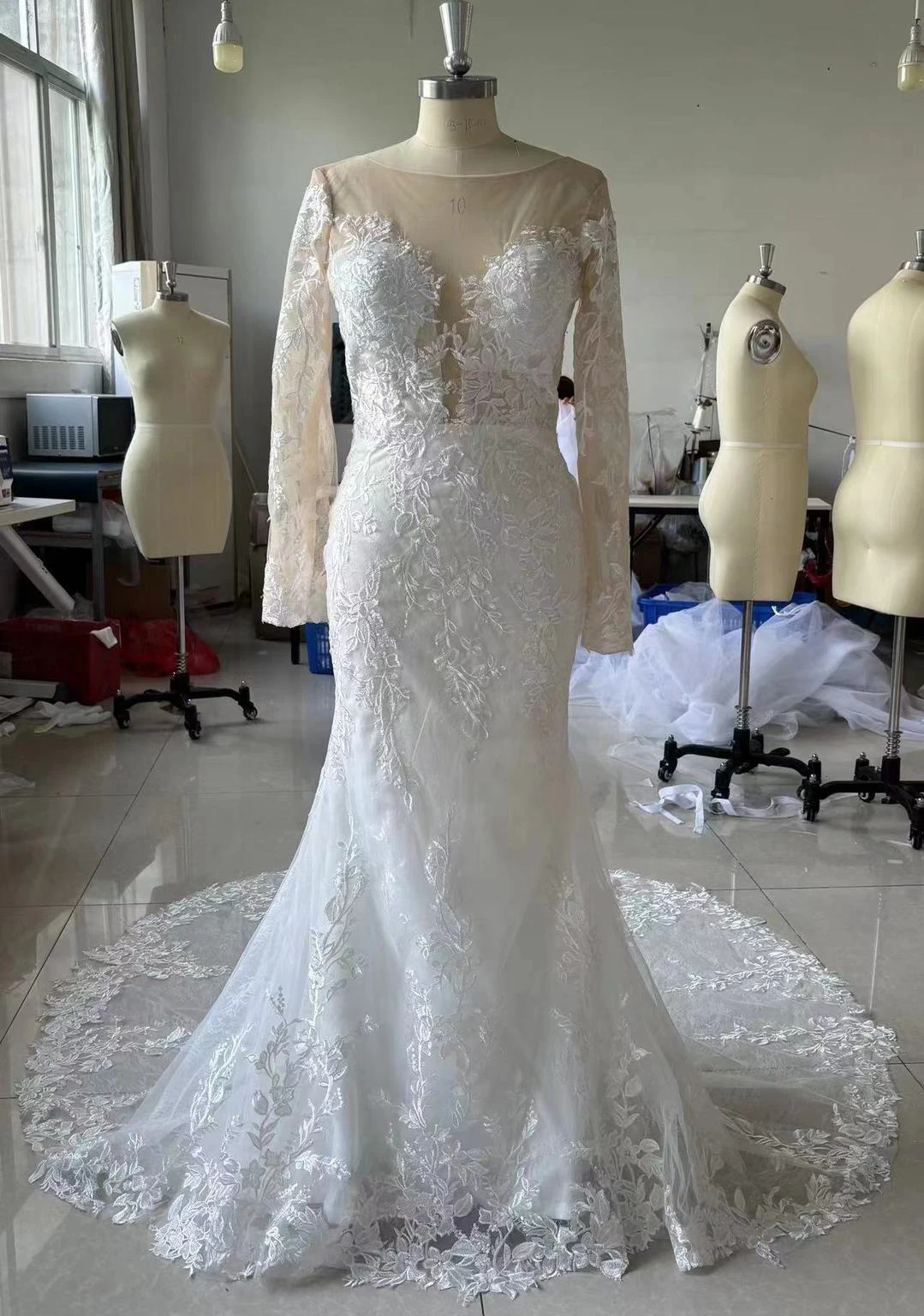 Vestido de noiva de renda vintage, gola redonda, cauda de quadra, vestido de noiva sem costas personalizado