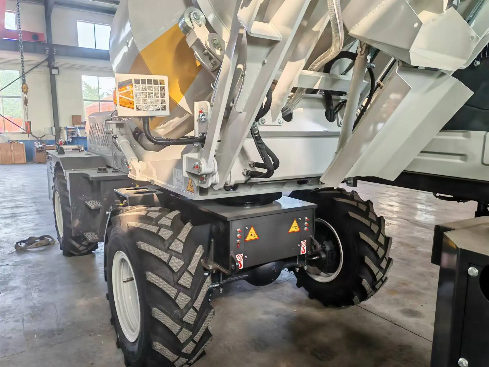 2.6m³ Articulated Self Loading Concrete Mixer Truck Factory Direct for Construction Engineering