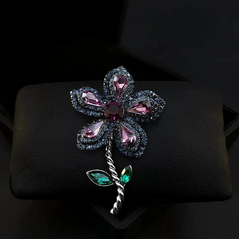 Vintage Flower Brooch Luxury Rhinestone Lapel Pin Elegant Women Overcoat Dress Accessory Wedding Banquet Fashion Jewelry Gift