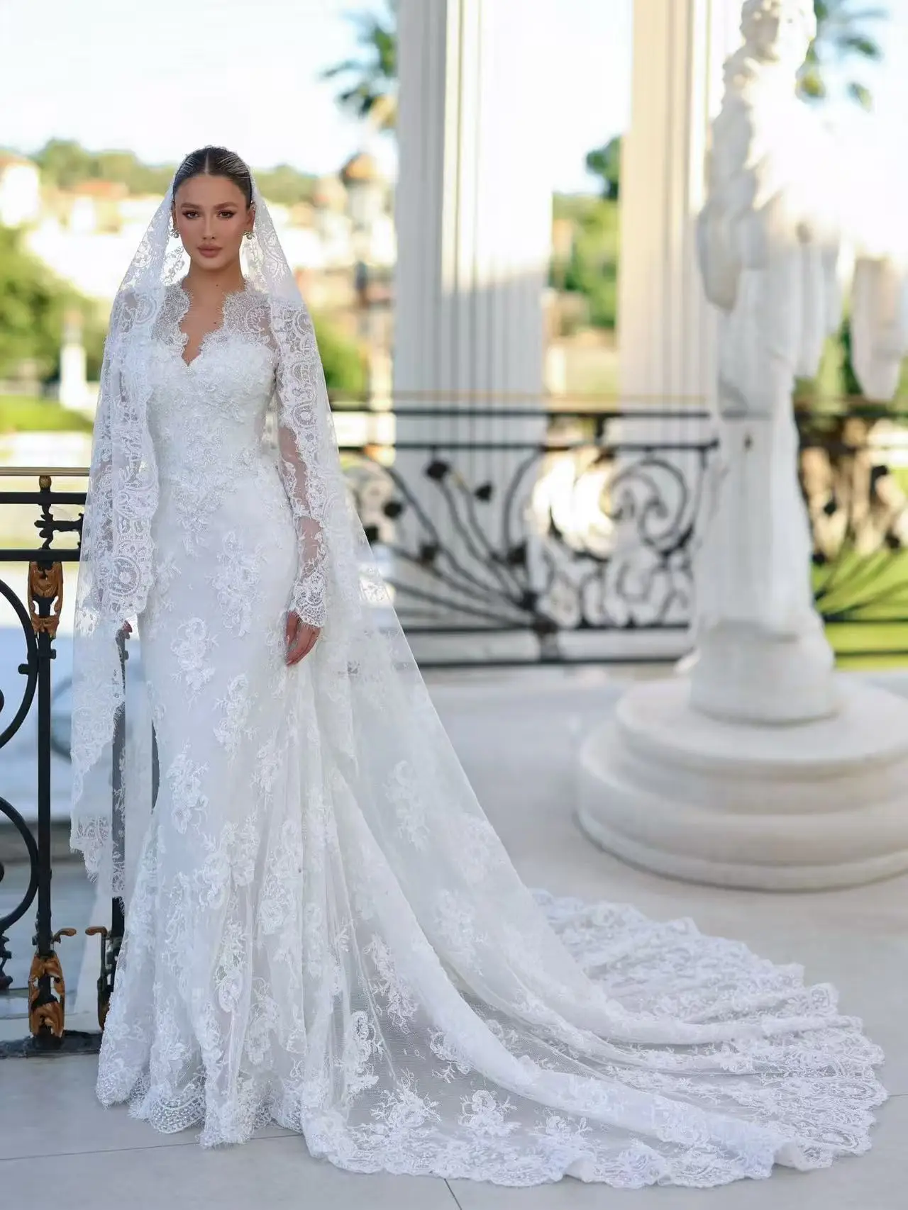 Vintage Luxury Lace Mermaid Wedding Gown Long Sleeve V Neck Cathedral Train Bridal Dress Customizable Plus Size Vestido De Novia