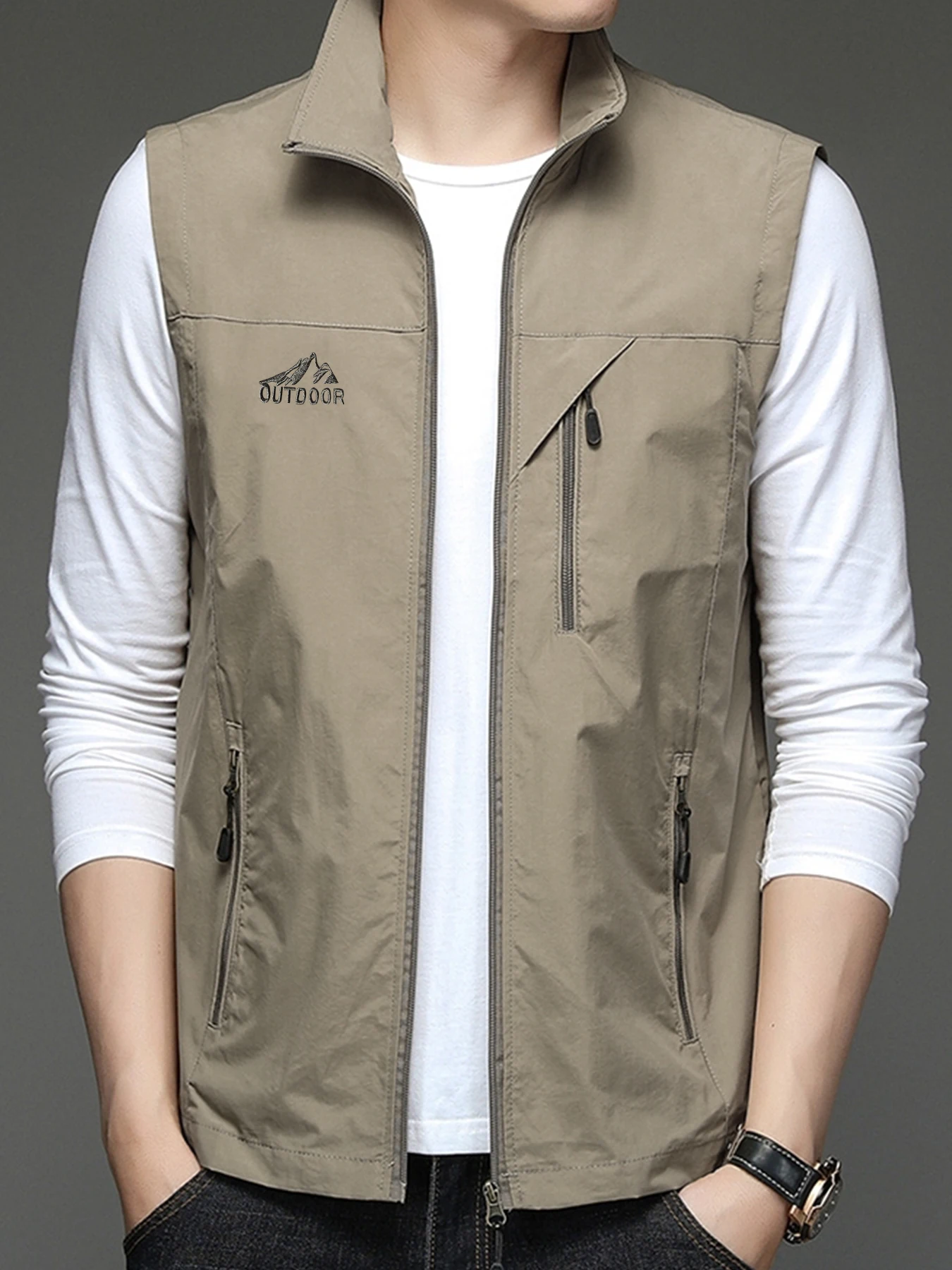 

Suitable for wearing polyester fiber sleeveless casual and capable men's vest fashionable workwear in spring and summer