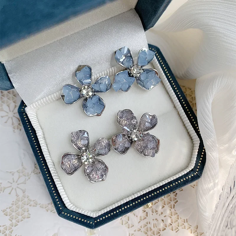 Niche Design Crystal Flower Earrings for Women Luxury 2023 New Style Blue Gray Rhinestone Flower Clip on Earrings No Ear Holes