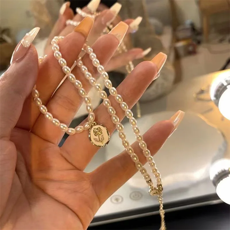 Französische Vintage-Imitation Barock-Perlen-Choker-Halskette mit Vintage-Goldfarbenem Rosenanhänger, Modische Kettenhalskette für Damen-Schmuck – Detail 3