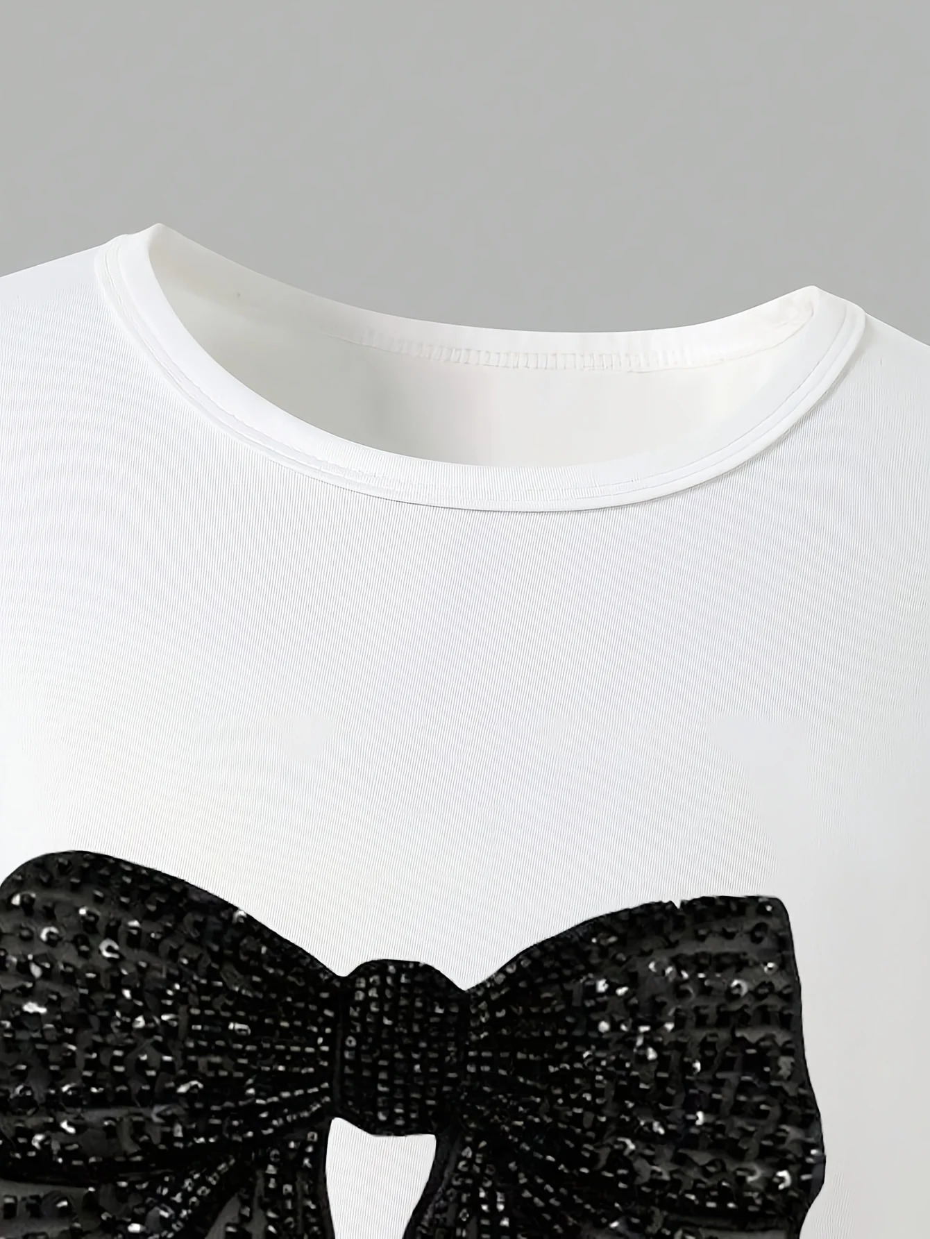 Zweiteiliges Freizeitset für Mädchen: ein stilvolles, sportliches Strick-Crop-Top mit Pailletten- und Schleifenmuster, kombiniert mit vielseitigen Cargohosen. – Detail 4