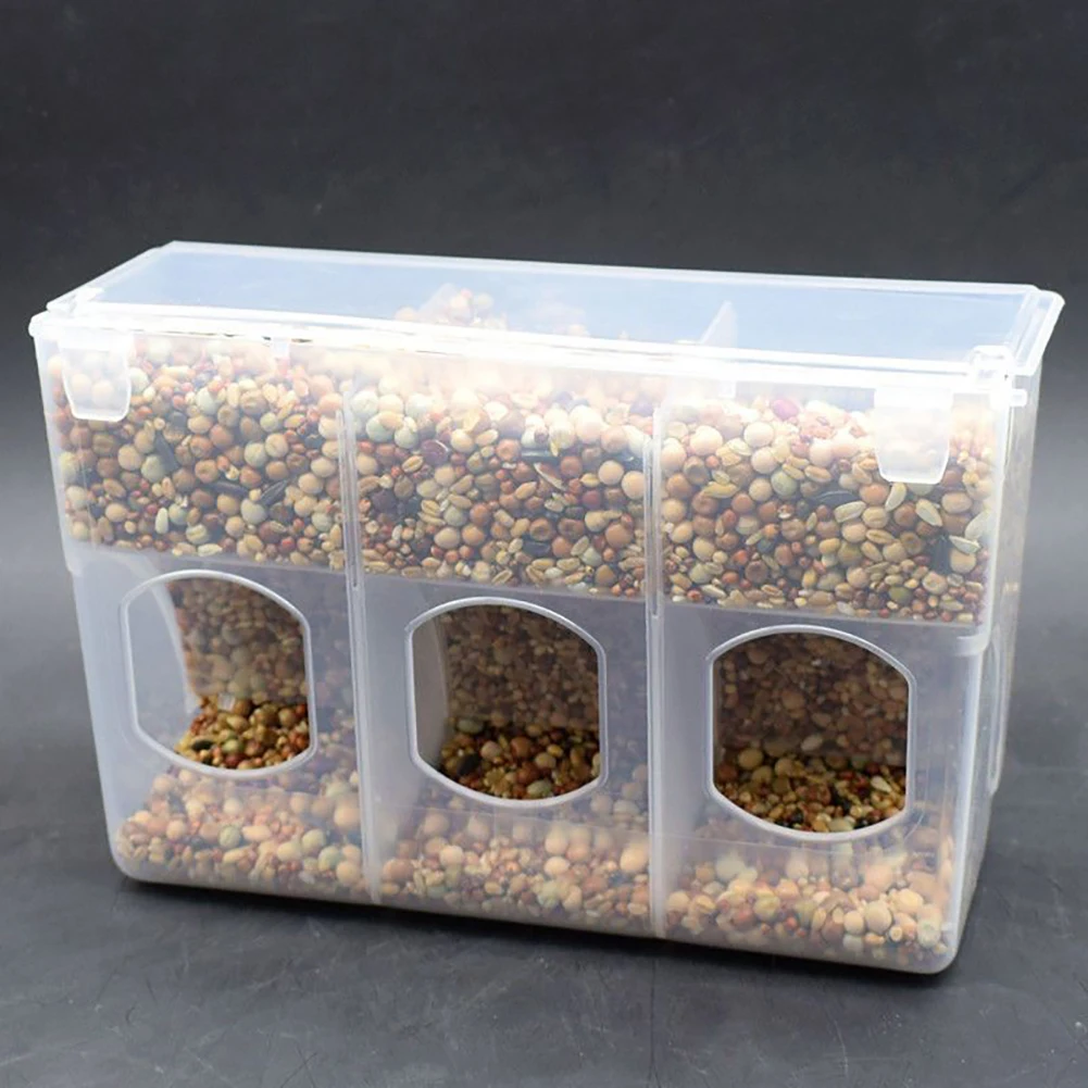 Mangiatoie per uccelli con 3 piccoli slot Gancio Design arrotondato Gabbia trasparente impermeabile per uccelli Pollo Parrocchetto Forniture Prodotti per animali domestici