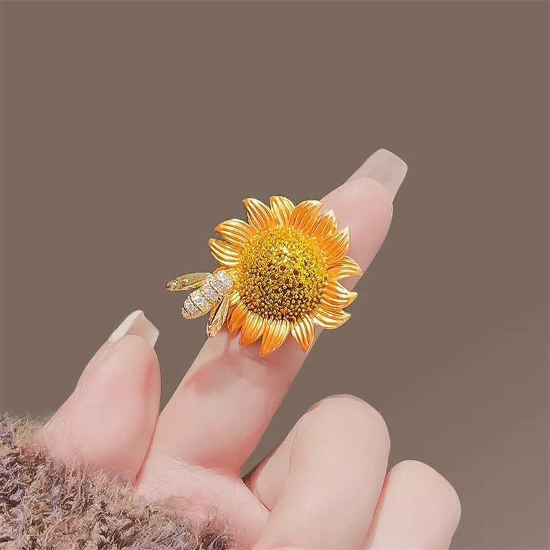 Japanese Style Lively Little Bee Sunflower Brooch Metal Chest Flower Exquisite Suit Temperament Coat Pin Accessories Women Gift