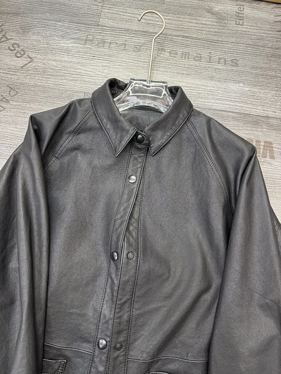 Modna kurtka skórzana premium z kożuchowym kołnierzem, opuszczonymi ramionami i luźnym krojem dla kobiet