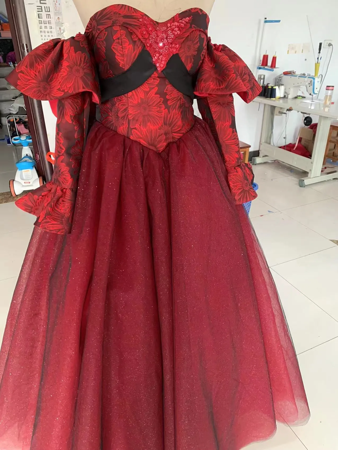 Neue rote romantische sexy träger lose abnehmbare Ärmel Quince anera Kleider mit Ärmel Spitze Applikation süße 16 Kleid mexikanischen Ballkleid