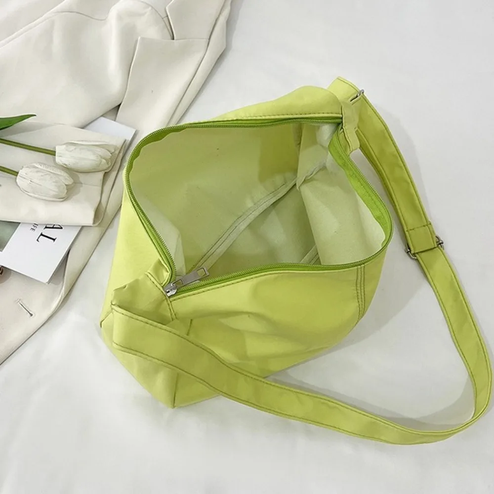 حقيبة كروس كاجوال من القماش ذات سعة كبيرة بلون سادة وسحاب حقيبة كتف خفيفة الوزن للفتيات