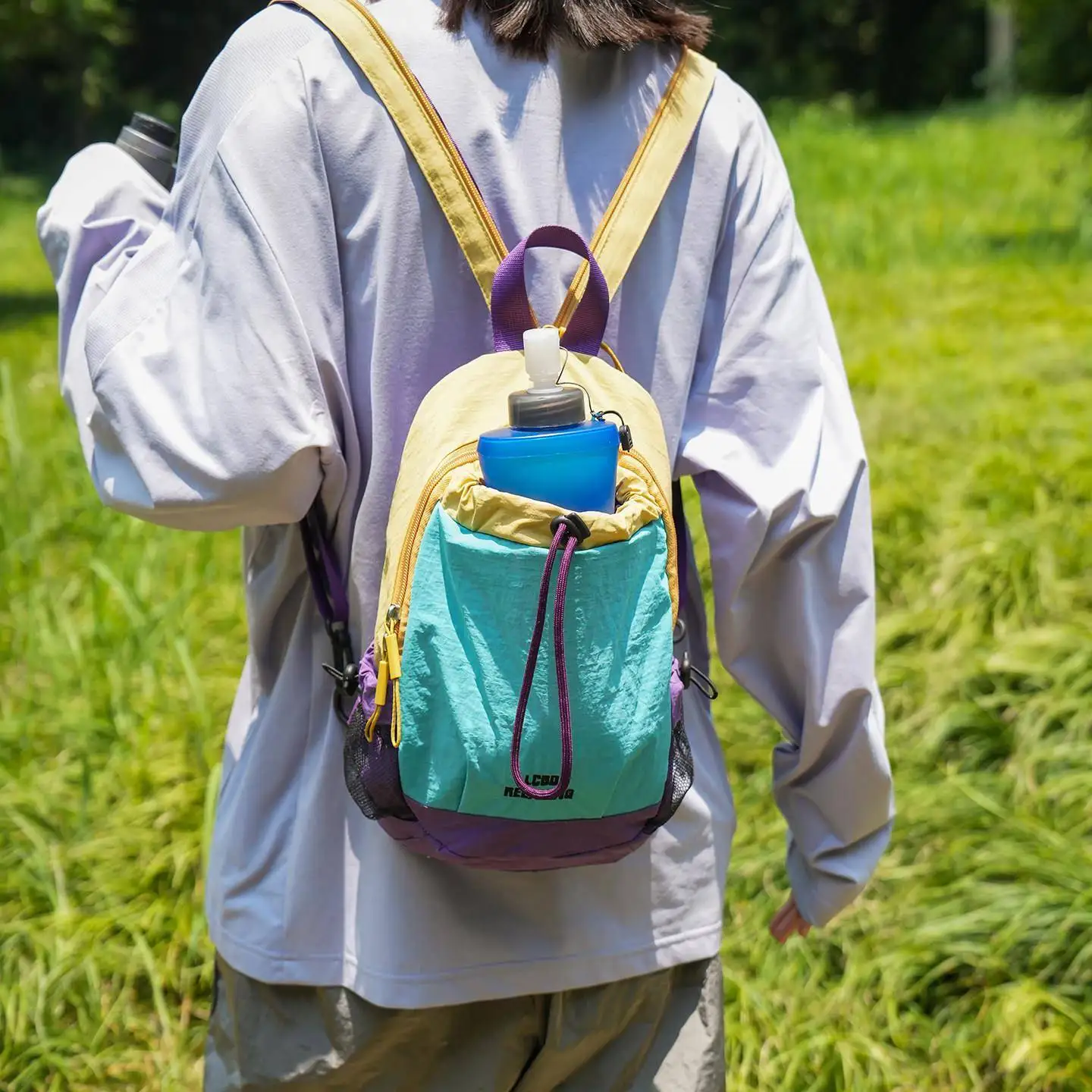 zaino-da-uomo-leggero-con-colori-mimetici-ideale-per-attivita-all’aperto-con-tasca-per-borraccia-e-molteplici-funzioni-perfetto-per-escursioni-e-per-adolescenti