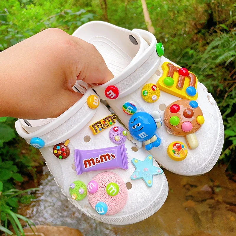 Conjunto inteiro venda quente diy engraçado carta m feijão buraco sapatos encantos acessórios designer qualidade jardim sapato decoração presente da menina