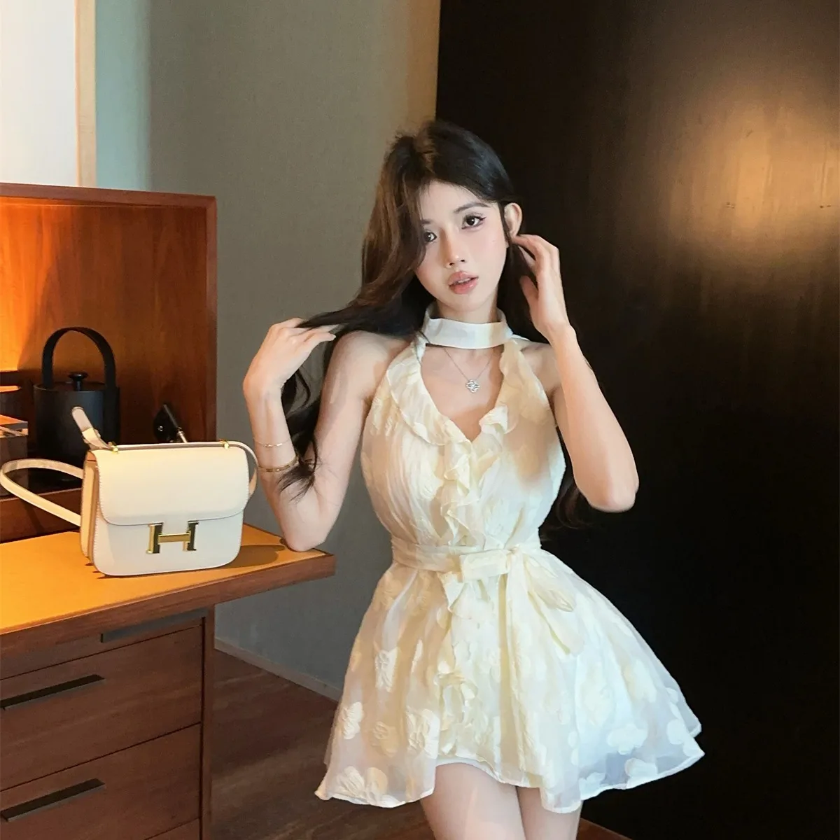 

Женская модная летняя новинка: укороченная повседневная рубашка с V-образным вырезом, А-силуэтом, завязками на талии и декоративными элементами