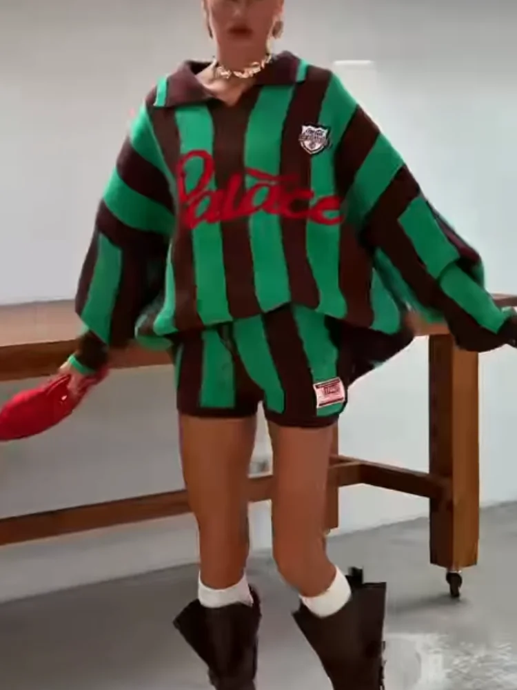 Damen-Set mit vertikalen Streifen, gestrickt, Oversize-Pullover mit V-Ausschnitt und langen Ärmeln, High-Waist-Shorts, lässiges 2-teiliges Outfit für den Alltag. – Detail 9