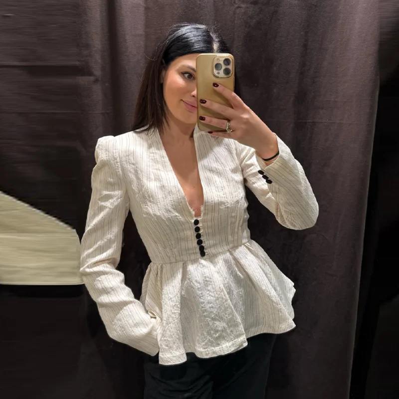 

Элегантная офисная рубашка-жакет в полоску с пеплумом и пуговицами для женщин: минималистичная, деловая, повседневная, изысканная, стильная верхняя одежда