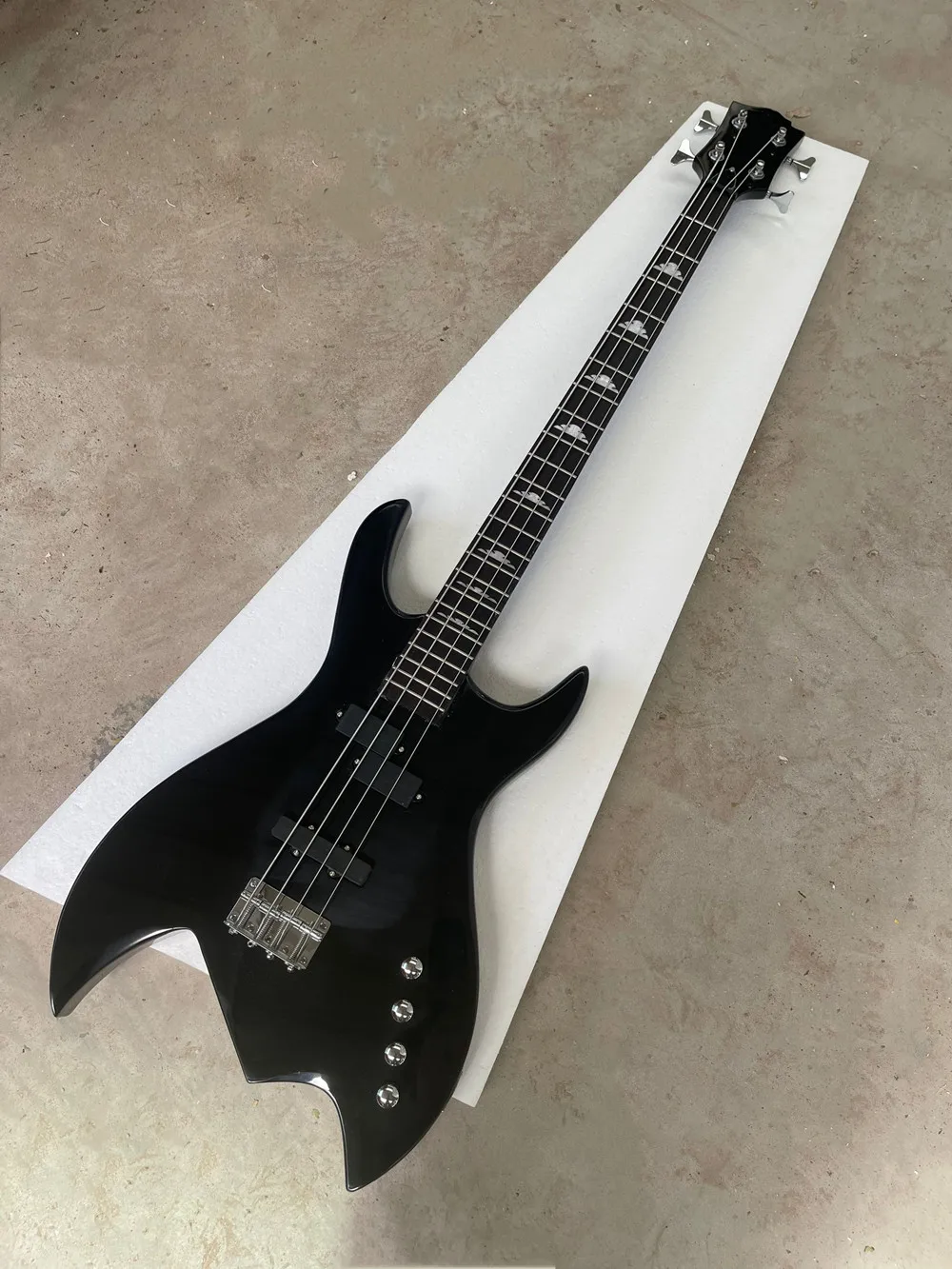 

4 Strings Electric Bass Guitar with Rosewood Fretboard,Chrome Hardware Neck through body,Provide customized service