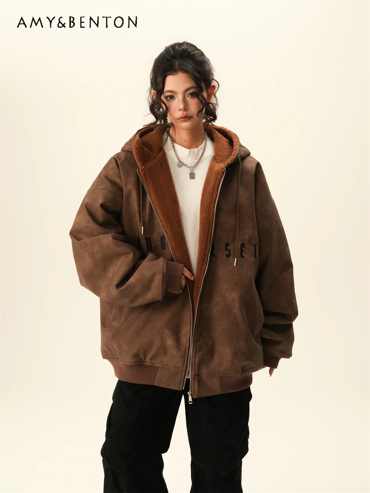 

2025 весенне-осенняя утолщенная коричневая замшевая куртка для женщин, свободная повседневная черная бархатная куртка с вышивкой букв