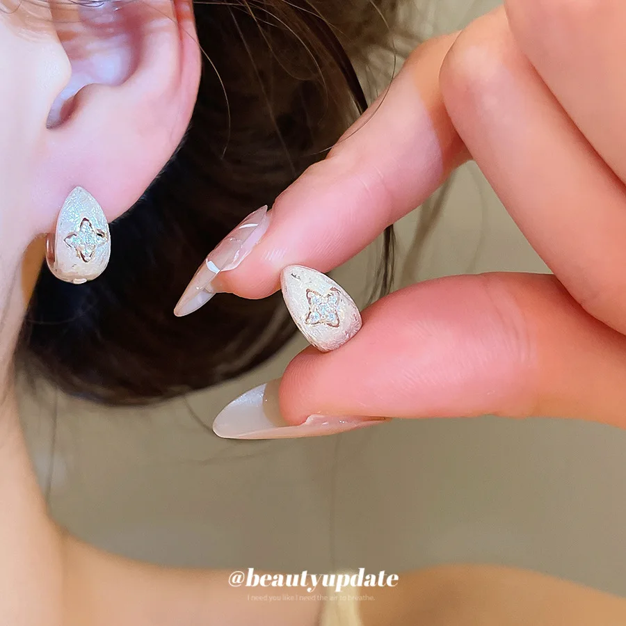 Französischer Ins-Stil Temperamentvolle Diamantbesetzte Geometrische Gebürstete Damen-Ohrclips mit Nischen-High-End-Feeling, Vielseitig und Luxuriös