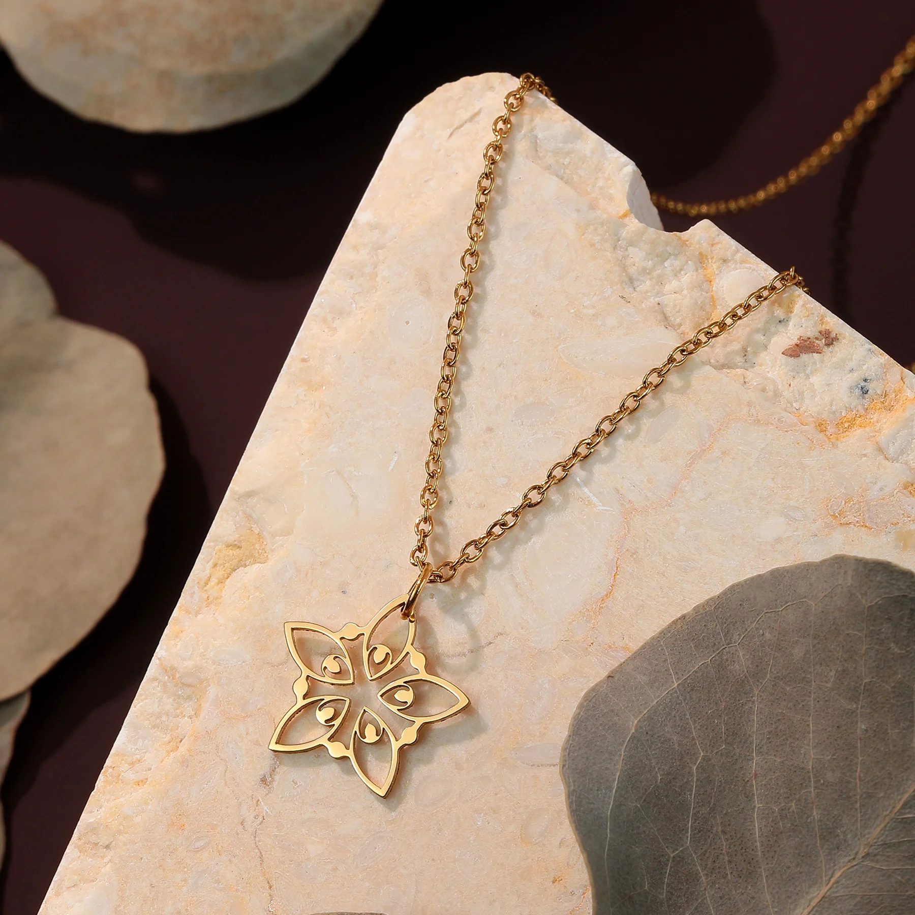 Kinitial Edelstahl-Halskette mit Blumenanhänger für Frauen, trendiger Schmuck, Statement-Halskette, Geschenk