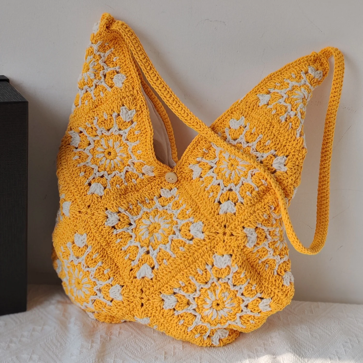 

Women’s Handmade Crochet Tote Bag Large Capacity Crossbody Shoulder Bag Bohemian for Fashion and Daily Use