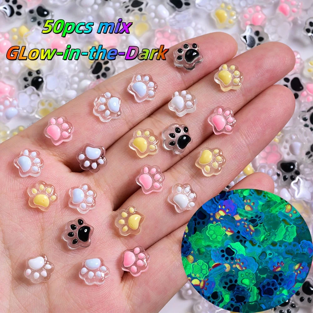50 stücke Mix Katze Klaue Nagel Charms Cartoon Süße Semi-Transparent DIY Nagel Dekorationen Leuchtende Nail art Schmuck Für musik Festivals