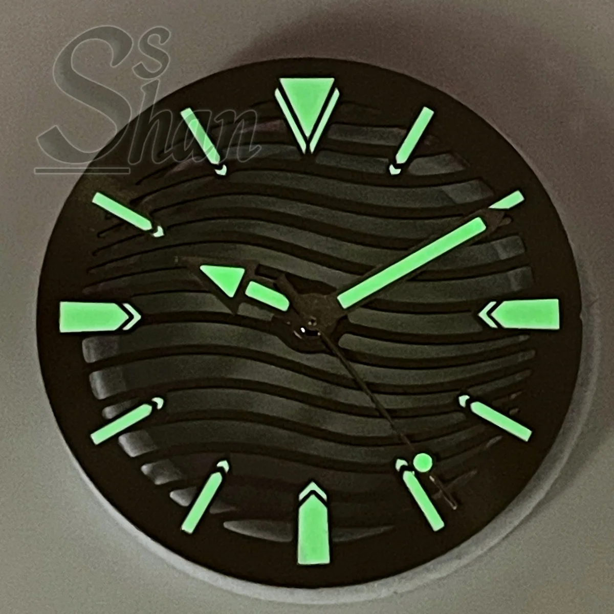 Das 29-mm-Skelett mit skelettiertem Zifferblatt ist in Schwarz, Blau, Grün und Silber C3-Lumineszenz erhältlich, geeignet für die NH70-NH72-Uhrwerke