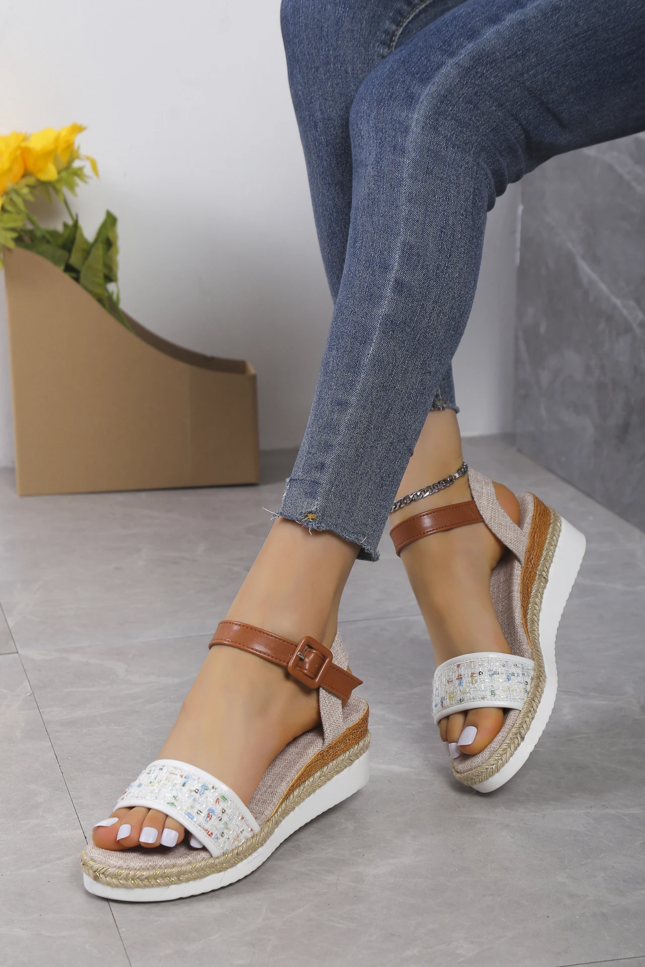 In summer, the new plus-size hemp rope weaves one-word buckle wedges and thick soled casual plus-size women\'s sandals.