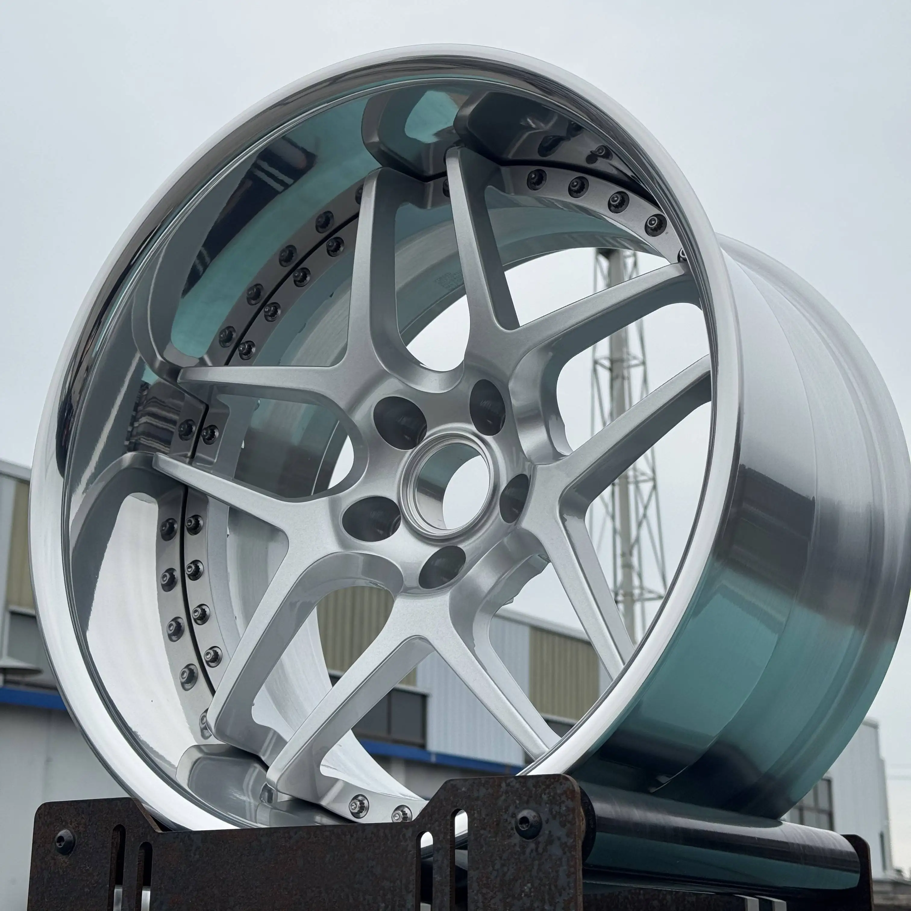 Fabrikspezifische 2-teilige geschmiedete Räder Größe 16 17 18 19 20 21 22 Zoll 5x105 PCD Neue Soziuswagenfelge