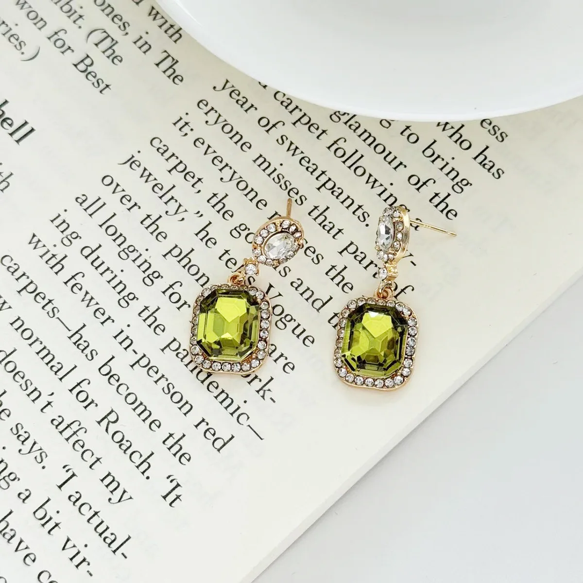 2025 New Korean Exquisite Olive Green Crystal Geometry Earrings Senior Fashion Sweet Temperament Women Drop Earrings Jewelry