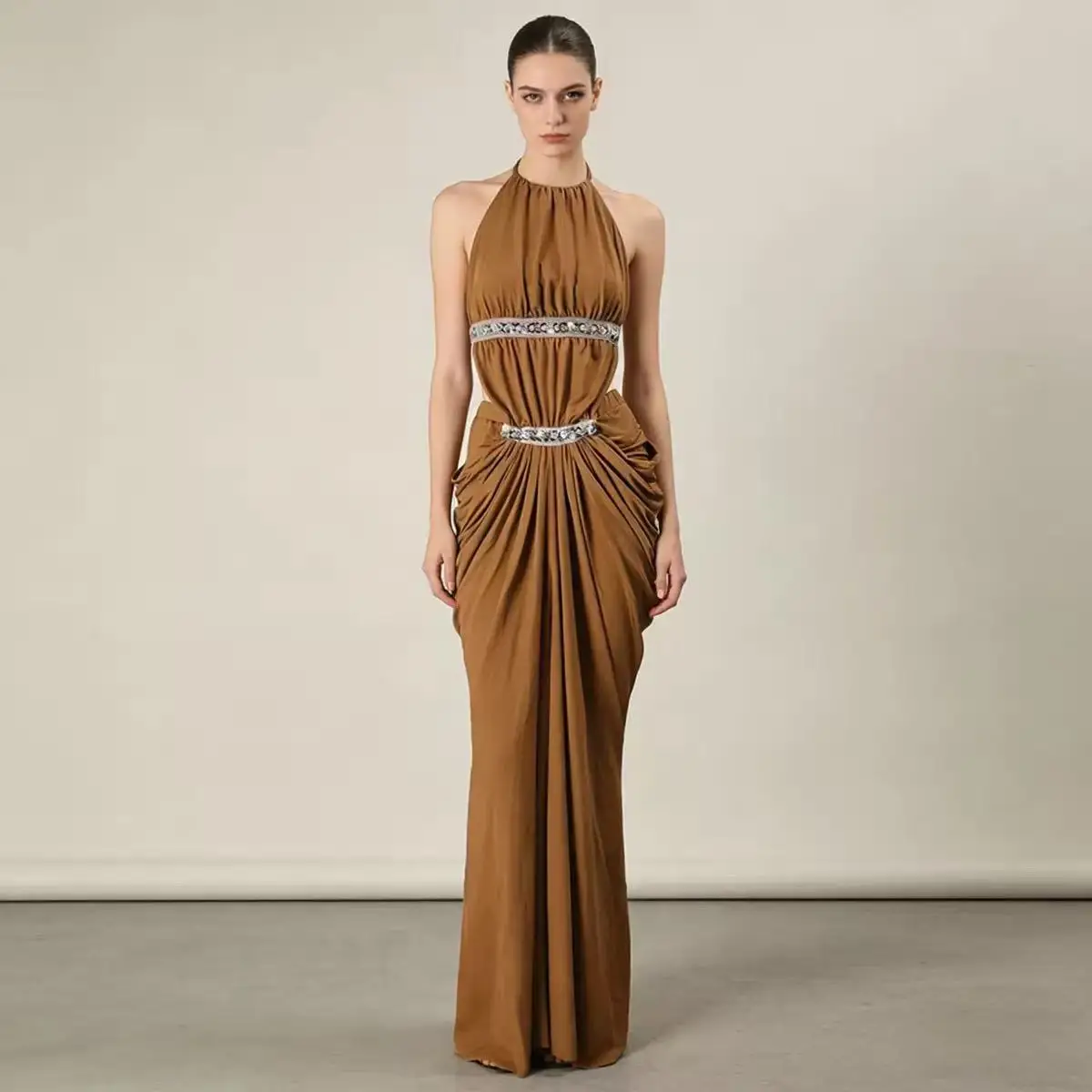 

Chic Elegant Halter Neck Long Dress Vintage Cut-out Back Slimming Pleated Design Fashionable Women's Gown
