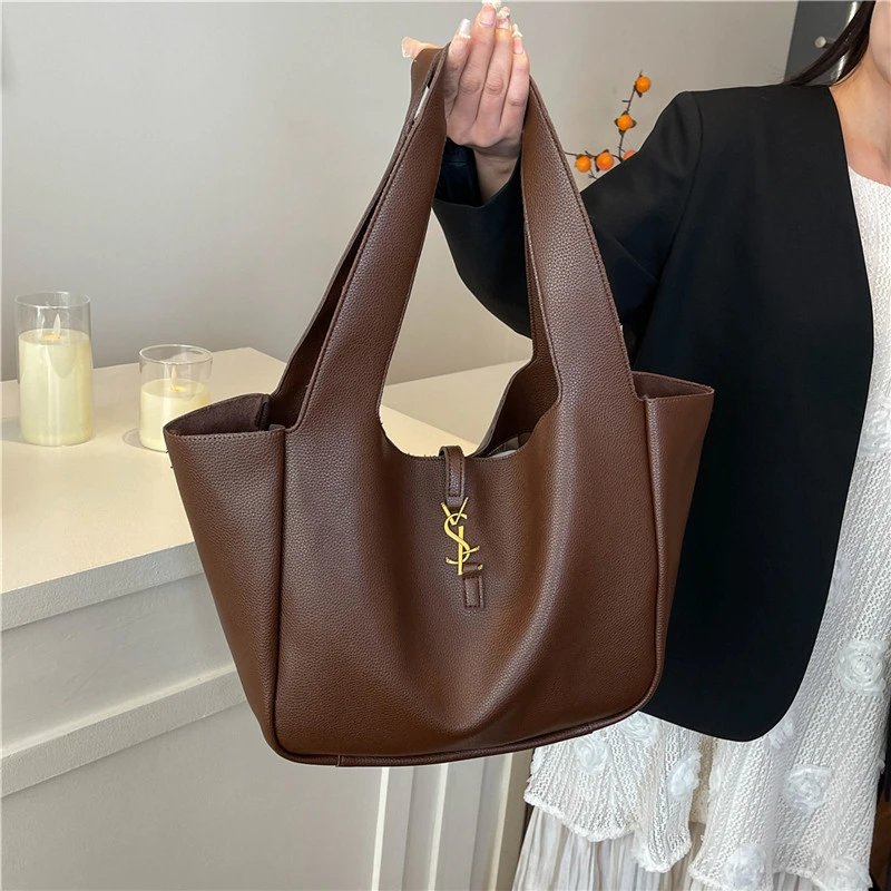 حقيبة يد عصرية فاخرة من باريس - حقيبة كروس أنيقة بلون سادة مع لوحة شعار عتيقة وتفاصيل سلسلة