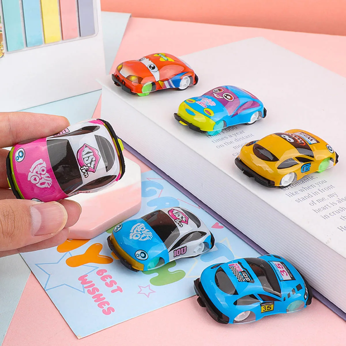 10～20個入り ミニプラスチックカーおもちゃ 可愛い漫画プルバックカー 小型スポーツカーモデル 子供誕生日パーティーギフト ツイストエッグぬいぐるみ