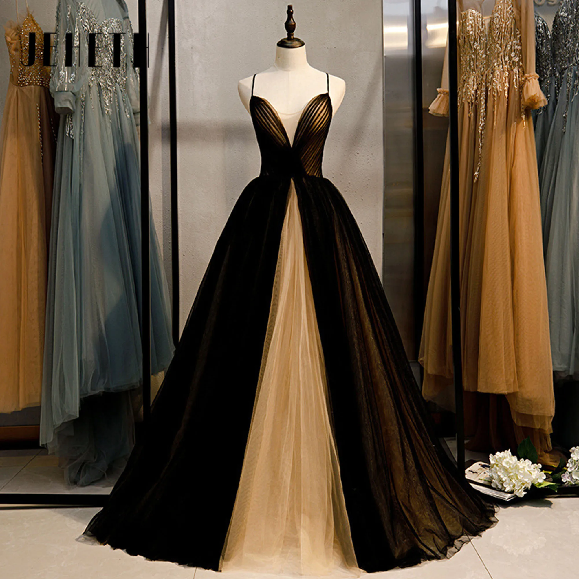 

Long Women's Black Evening Gowns Spaghetti Straps Elegant Cocktail Dresses A-Line Formal Occasion Floor Length Prom Gowns