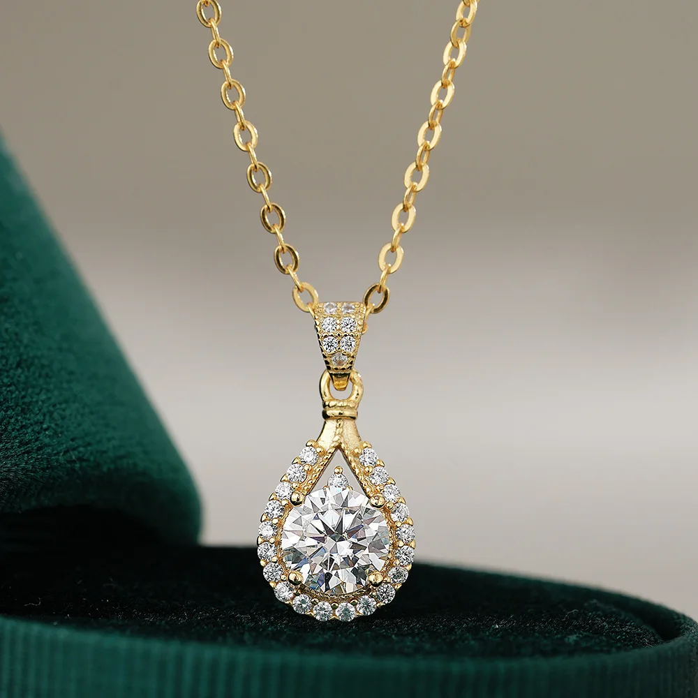 

Water Droplet Shaped Pipa Pendant Collarbone Chain for Women 18K Gold Moissanite Necklace Fashionable Platinum PT950 Pendant