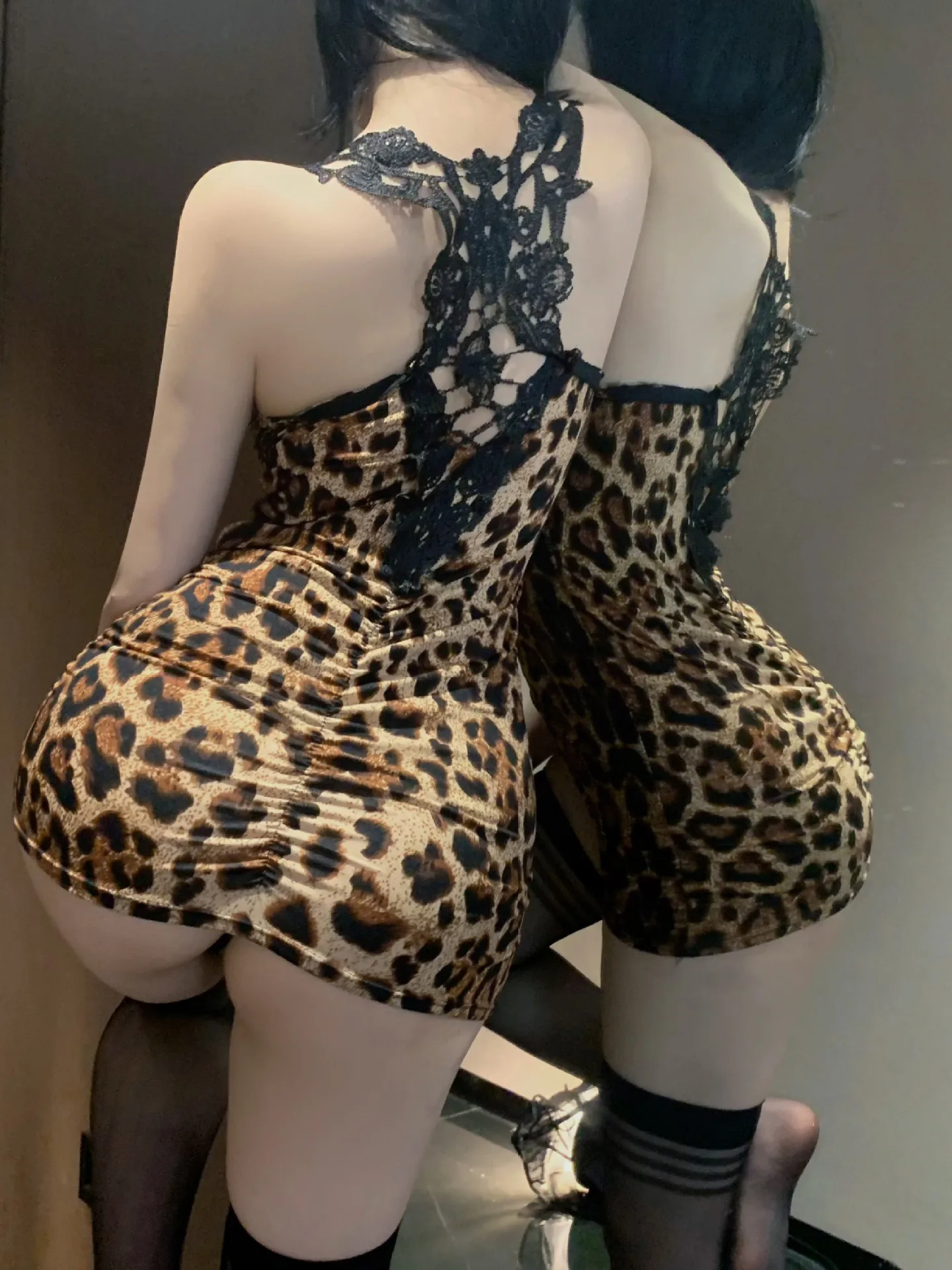 2025 NOVEDAD DE VERANO mujer Sexy leopardo raya sling tentación encaje arco tentación plisado ajustado profundo escote en V vestido de nalgas DX9E
