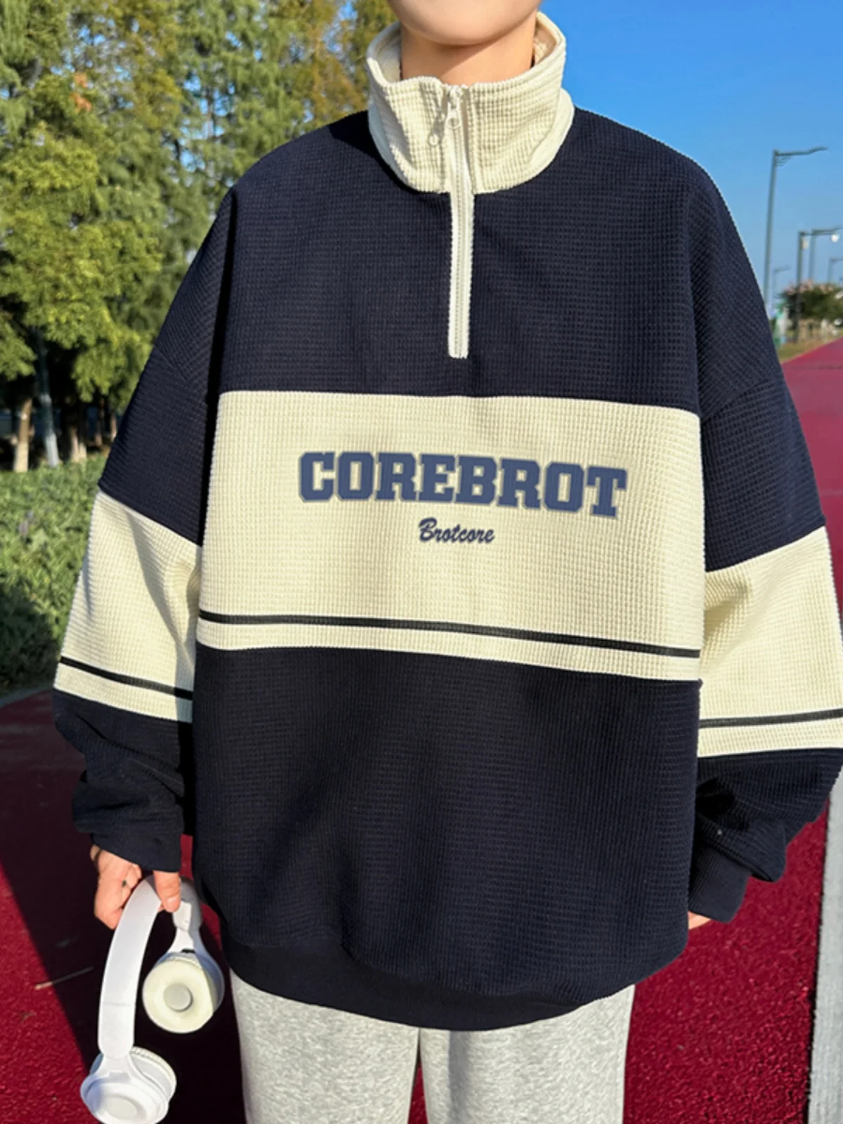 

Мужские толстовки без капюшона, однотонные, сезонные, соответствующие определенным периодам года, связанные с циклическими повторяющимися ежегодными событиями.