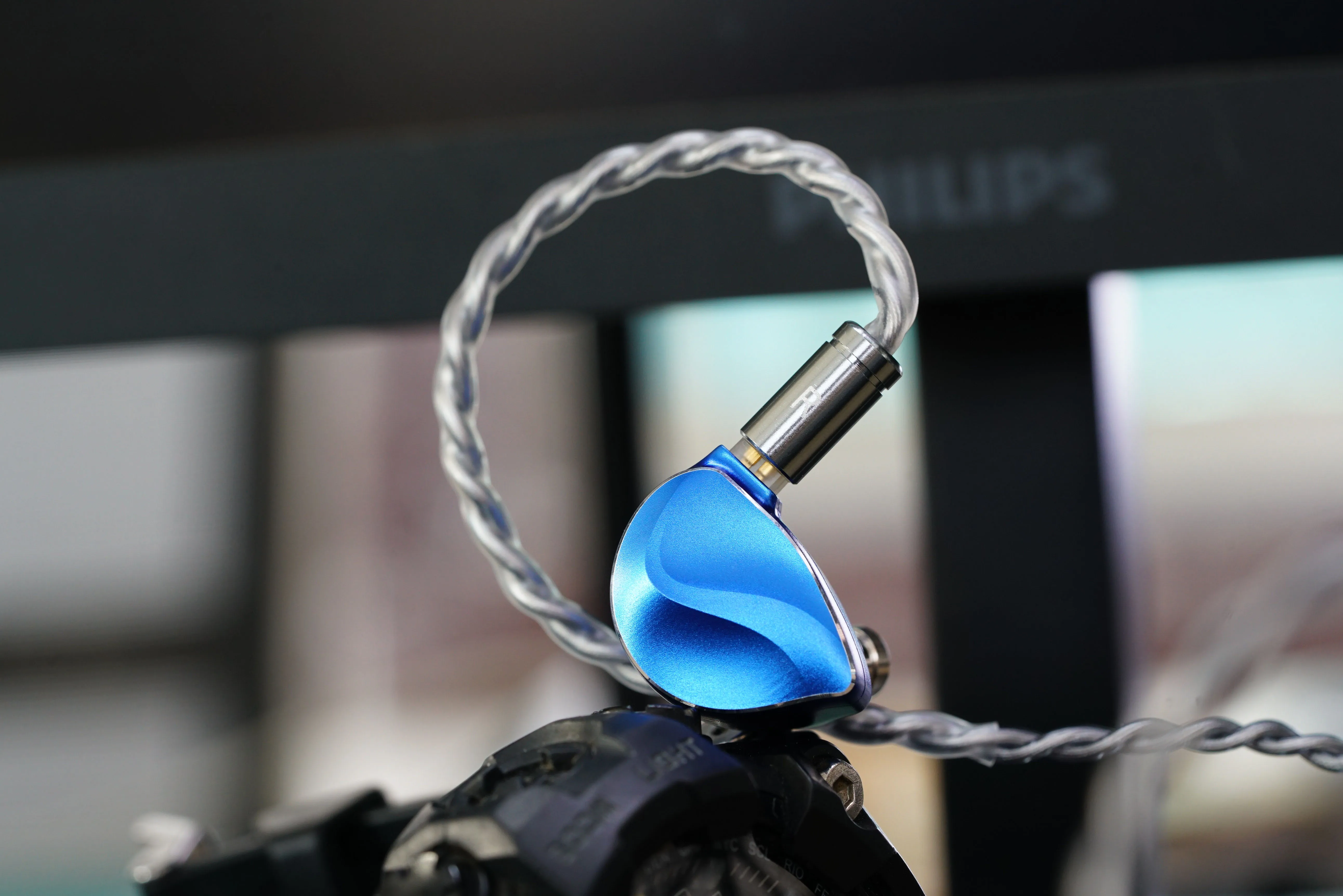 سماعات أذن شتوية فائقة داخل الأذن من angelear & BQEYZ سماعات أذن 1DD + 1BC عالية الدقة بسائق ديناميكي مع شاشة توصيل عظمة سماعات رأس سلكية