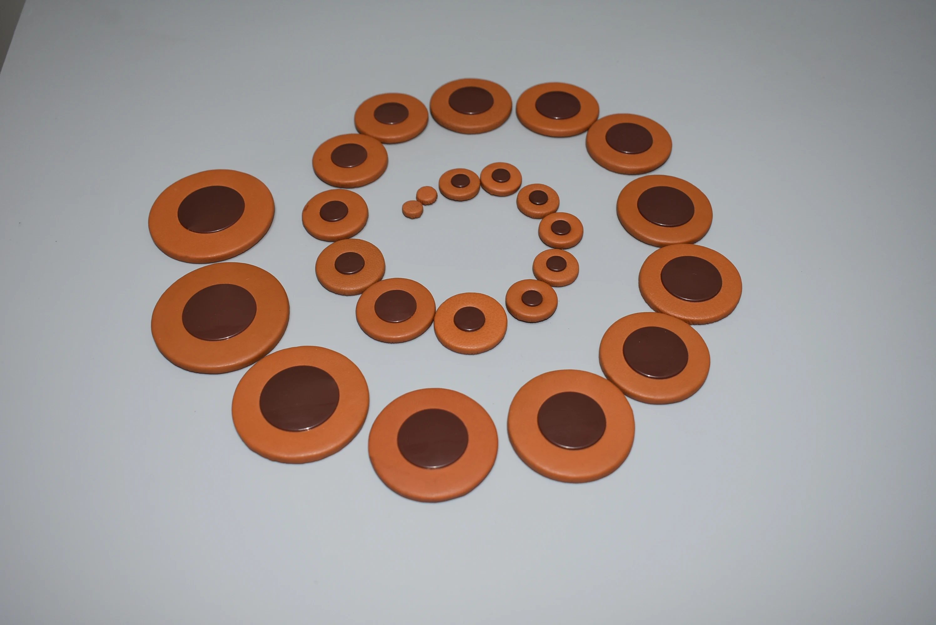 

1 комплект кожаных подушечек для тенор-саксофона.