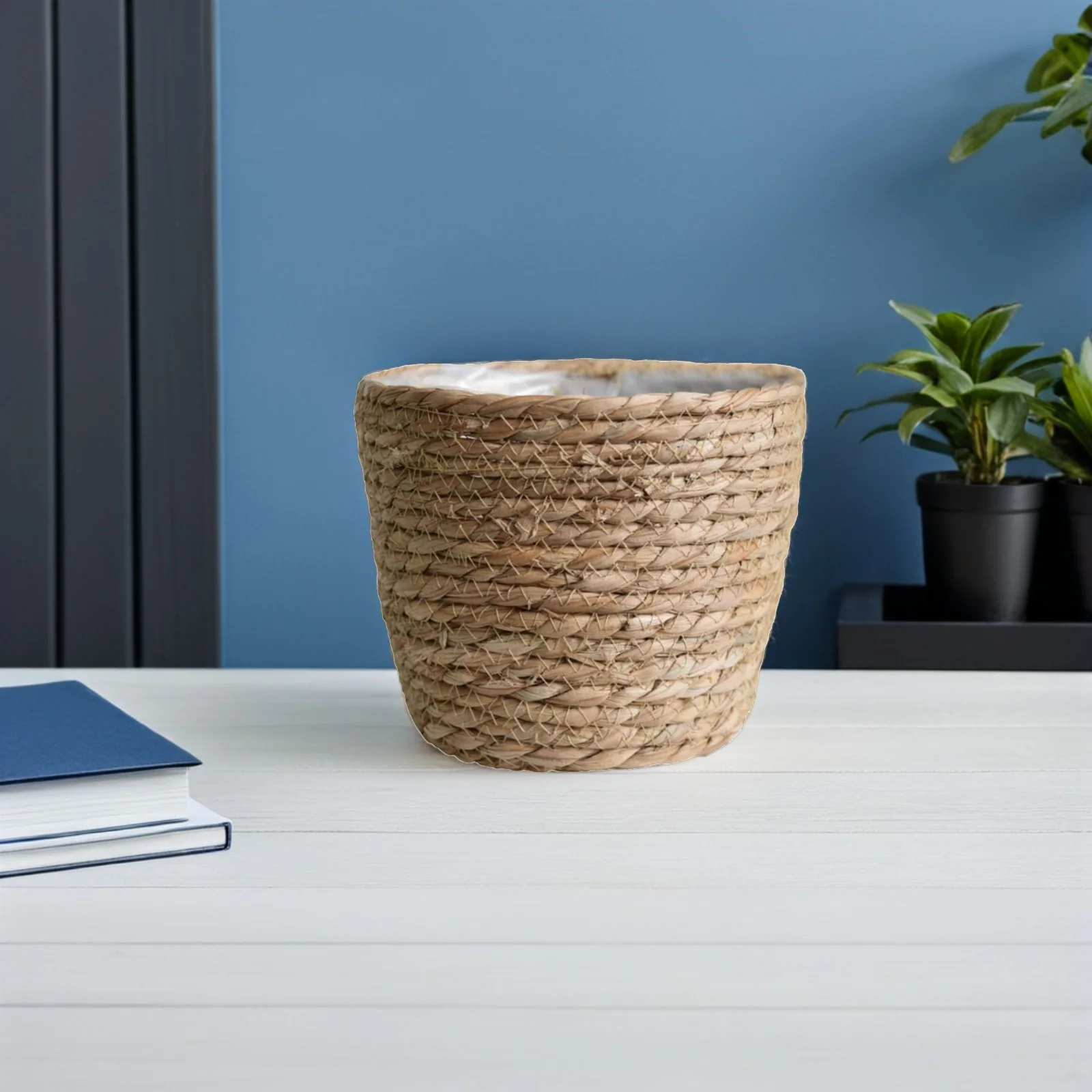 

Rustic Straw Flower Pot Hand Woven Planter Basket Plastic Liner Indoor Outdoor Plant Container Decorative Woven Planter