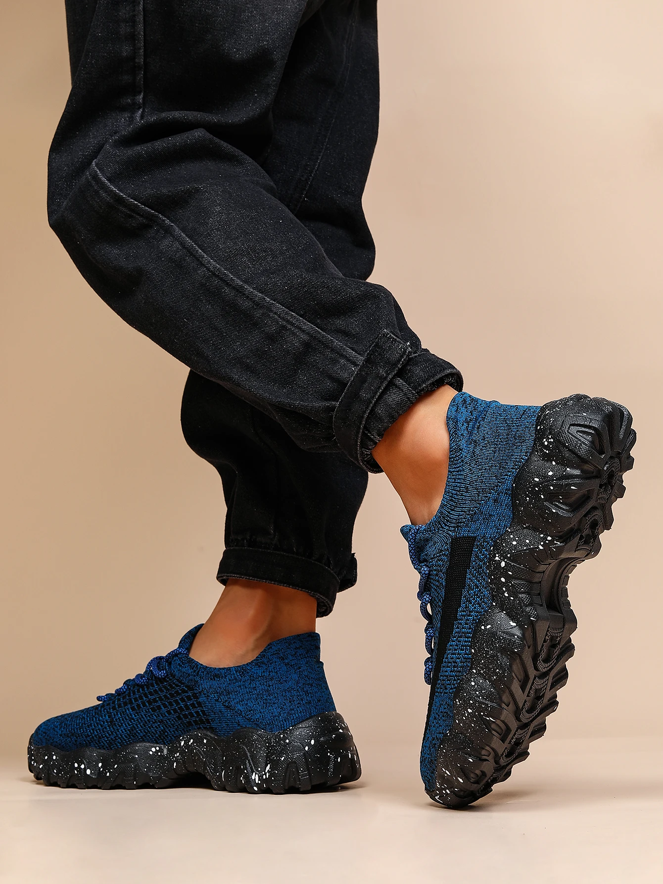 Atmungsaktive Herren-Sneaker aus Strickstoff, leichte, elastische Laufschuhe, rutschfeste, robuste Gummisohle, sportliche Schuhe. – Detail 3