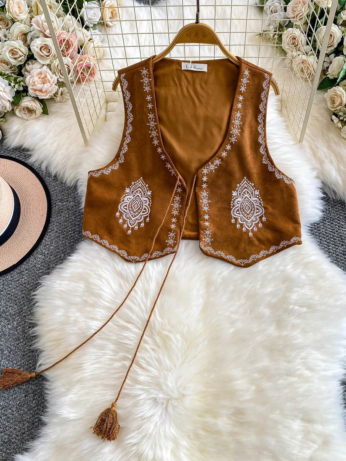 

Ethnic Brown Deer Skin Velvet Embroidered V-ne Tank Top Women Summer Holiday Belted Slimming Layering ort irt