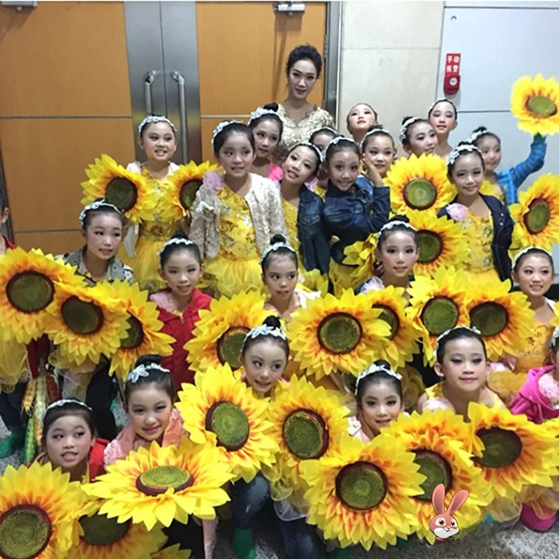 aderecos-para-performance-do-dia-das-criancas-danca-em-grupo-com-girassois-para-cerimonia-de-abertura-e-apresentacao-de-gina