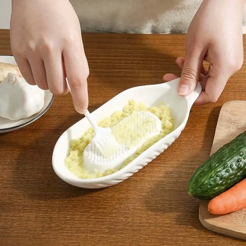 أداة مبشرة الزنجبيل السيراميكية، مطحنة يدوية، هراسة الثوم، أداة مطبخ محمولة لطحن الجزر والزنجبيل مع فرشاة