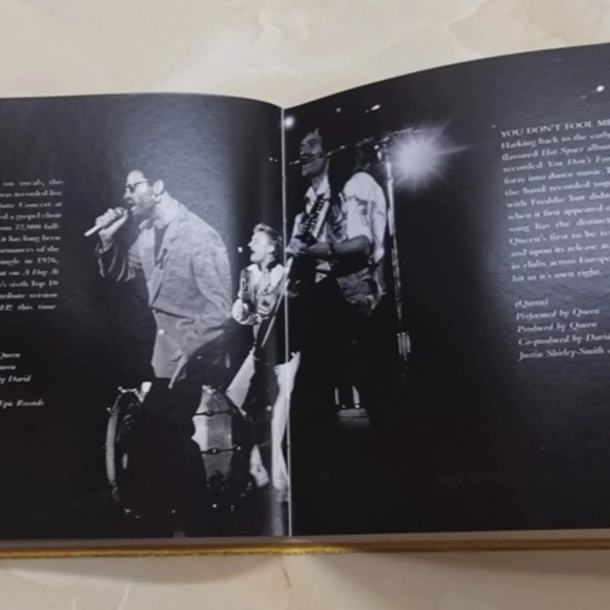 ชุดซีดีอัลบั้ม Queen รุ่น Greatest Hits I, II และ III - คอลเลกชันเพลงร็อคคลาสสิกสำหรับแฟนคลับควีนและนักสะสมดนตรีร็อค