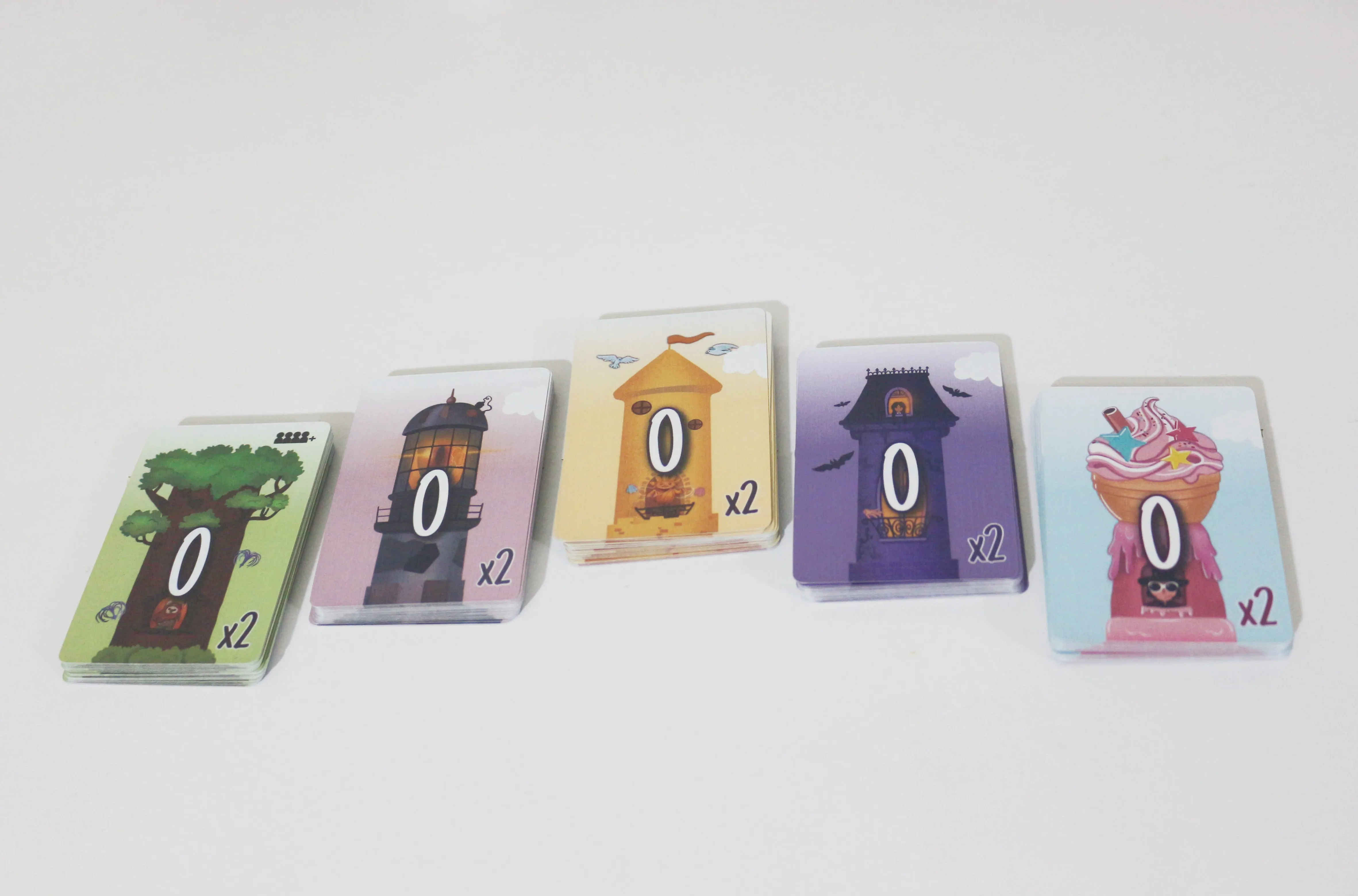 Carta strategica del gioco 5 Towers abbinata al divertimento, adatta per amici, coppie e famiglia un gioco perfetto per tutte le età