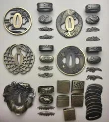Cinq ensembles ensemble coûtent 5. Alliage de zinc. Garde de lame de sabre samouraï, plaque de protection de couteau, garde de samouraï, manche de couteau.