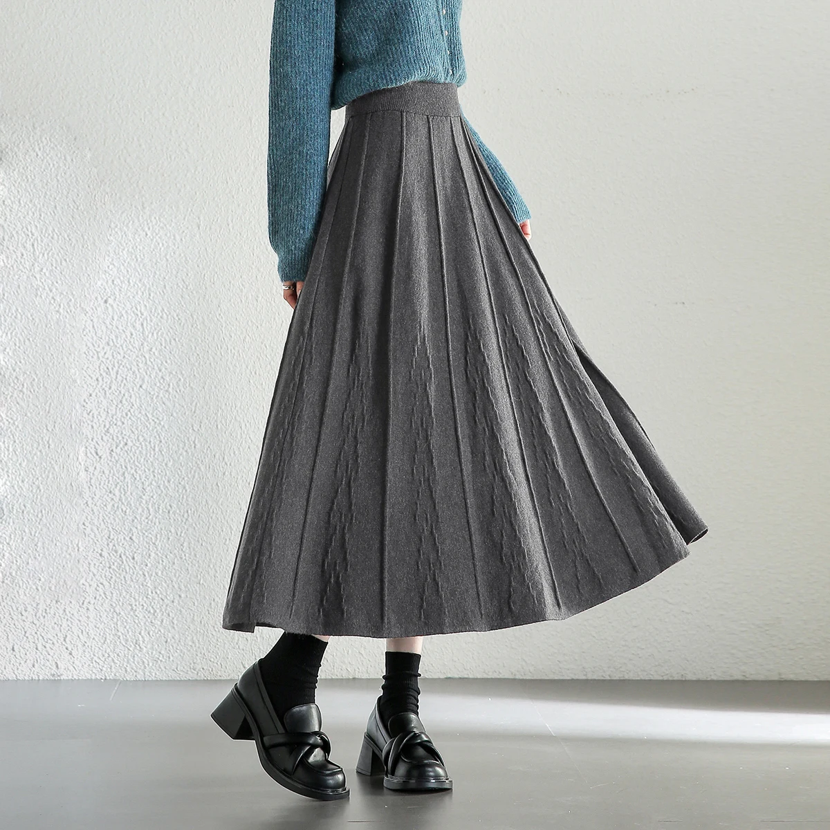 SENTUBILA Gonne a trapezio solide da donna 2025 Autunno Inverno Casual elegante gonna jacquard lavorata a maglia gonna a pieghe midi W44Q56670